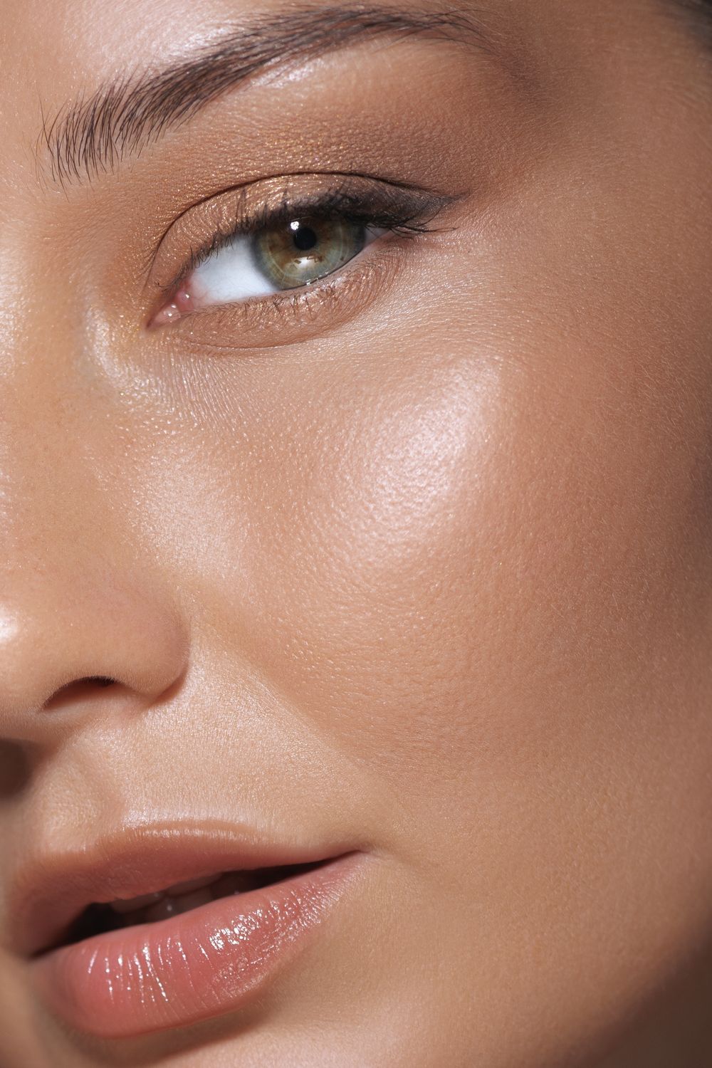 tampa under eye treatment model with blue eye