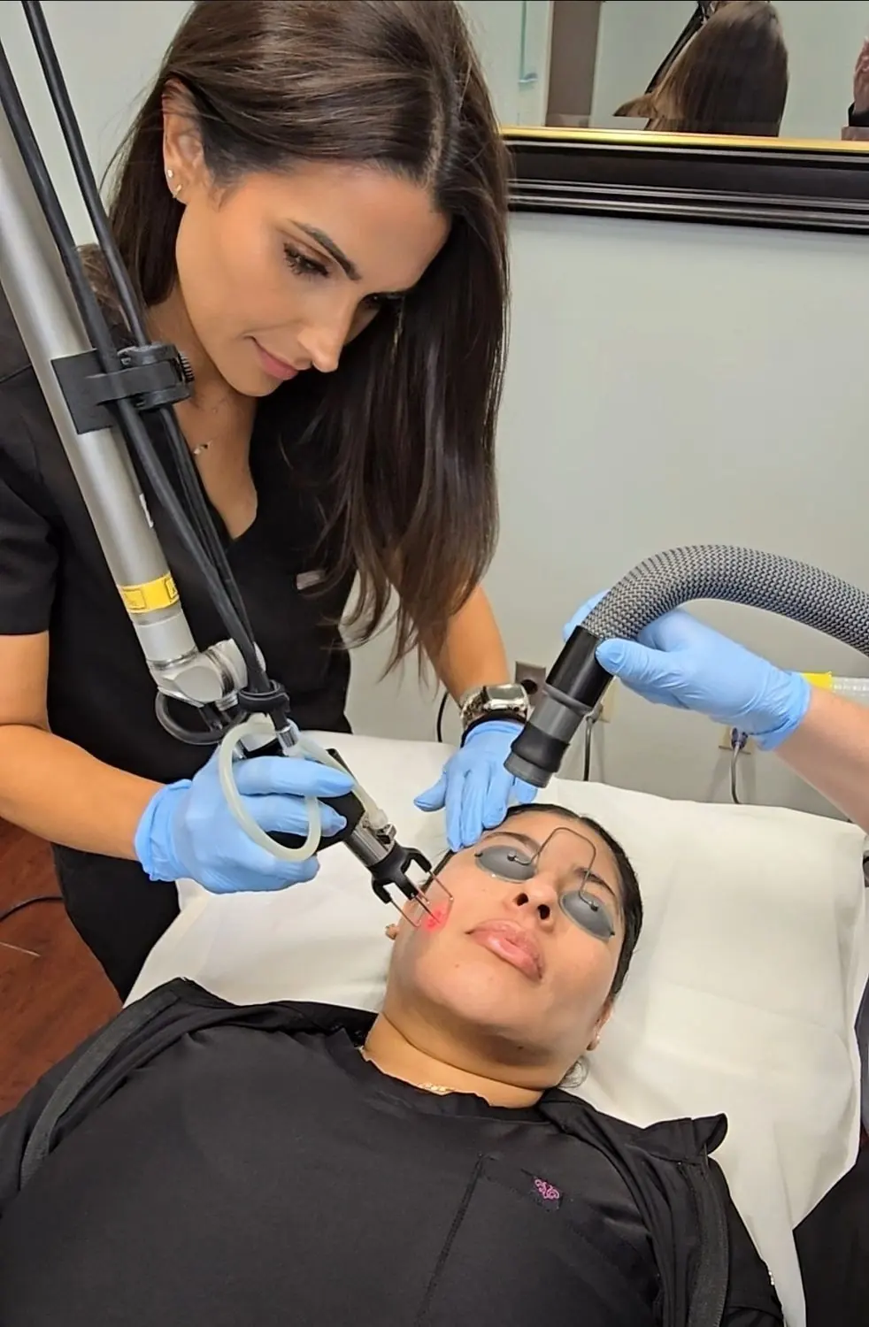 CoolPeel CO2 laser device delivering controlled skin resurfacing treatment